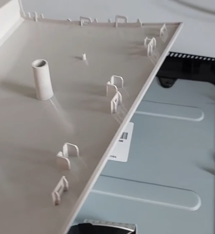 travas de plástico da tampa.