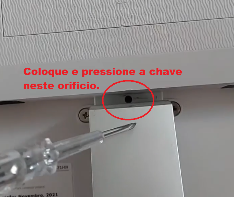 retirando a base do monitor.