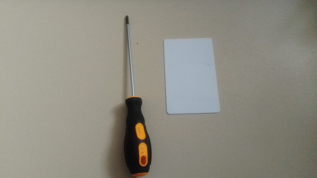 chave phillips e cartão de PVC