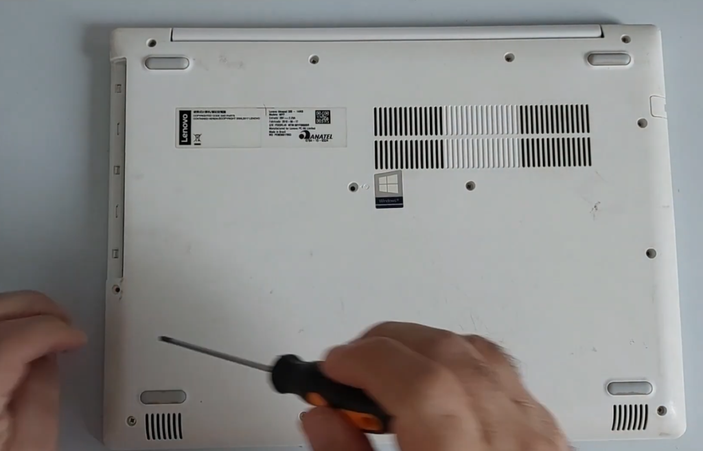 retirando os parafusos