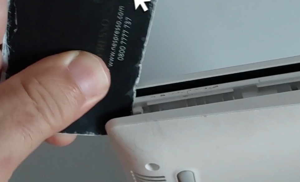 cartão PVC para destravar a tampa